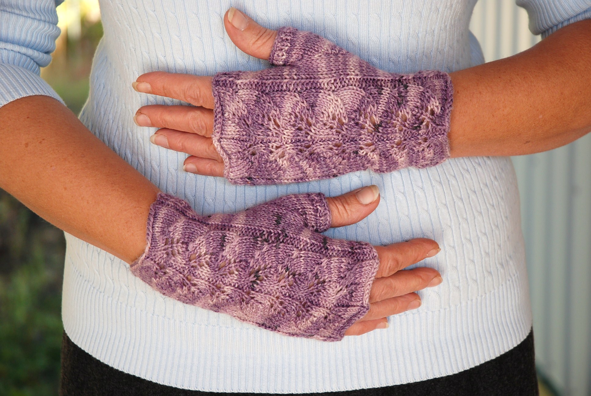 Knitting Patterns Galore  Twin Leaf Fingerless Gloves