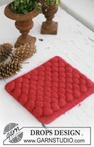Knitted and Felted Christmas Hot Pad
