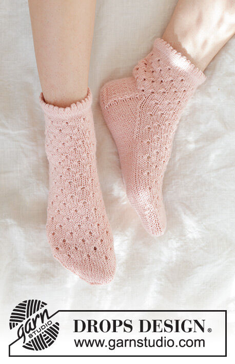 Knitting Patterns Galore - Pretty in Peach Socks