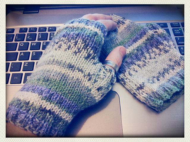 Knitting Patterns Galore - Fingerless Gloves